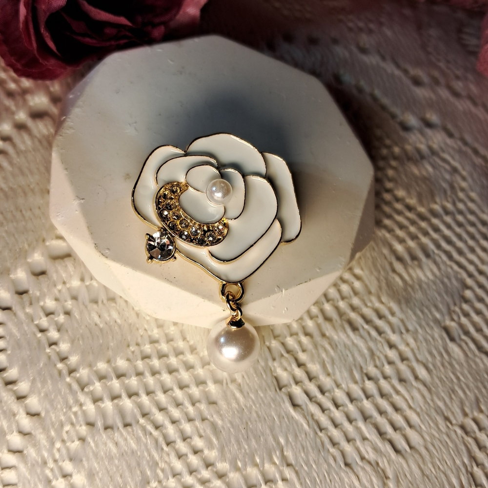 SOLD - Sparkly White Enamel Flower & Pearl Dangle Brooch - Picture 1 of 4